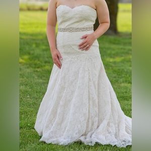 Beautiful off white lace wedding dress